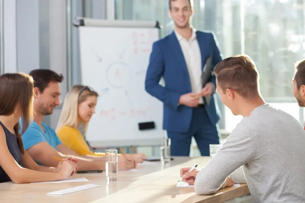 Lavoratori allegri stanno prendendo parte alla conversazione — Foto Stock