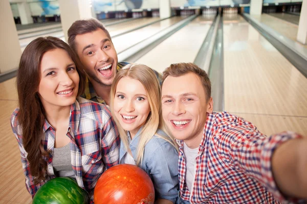 Cute friends are photographing themselves during game — Stockfoto