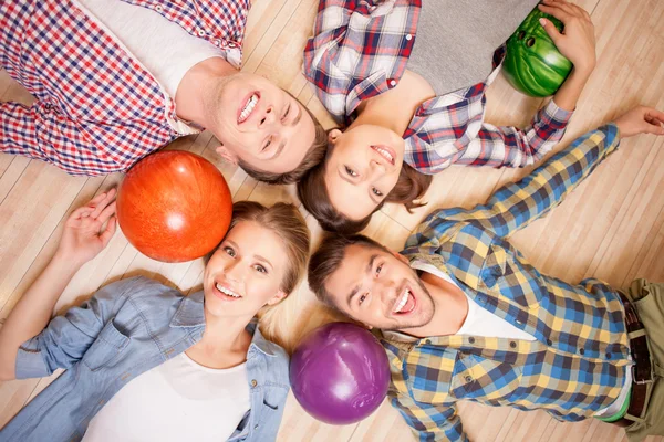 Attractive men and women are playing kegling — Stock Fotó