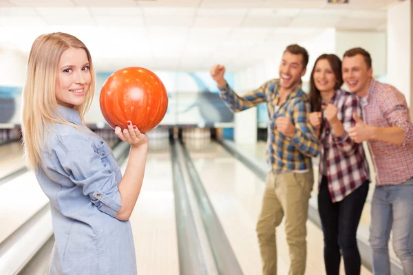 Cheerful young friendly team in kegling club — 图库照片