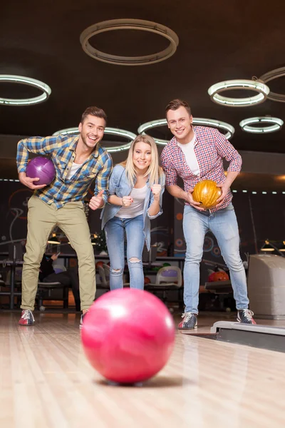 Cheerful young friends are resting in kegling club — 图库照片