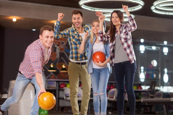 Skillful young kegling team on the competition — 图库照片