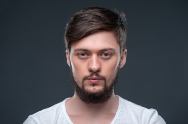 Çekici genç adam bir sürü sır var.