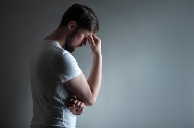 Yakışıklı genç adam sağa sola keder acı çekiyor