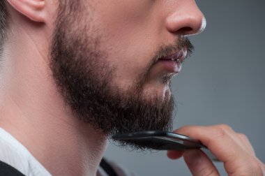 Genç sakallı adam imajını hazırlanıyor