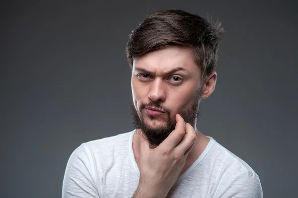 Hombre guapo está pensando en cosas serias — Foto de Stock