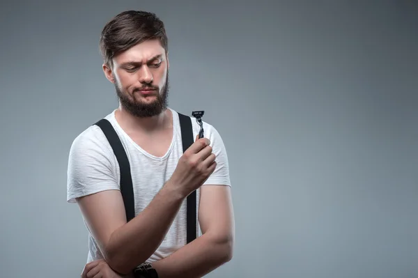 Attraktiver junger Mann bereitet sich auf die Rasur vor — Stockfoto