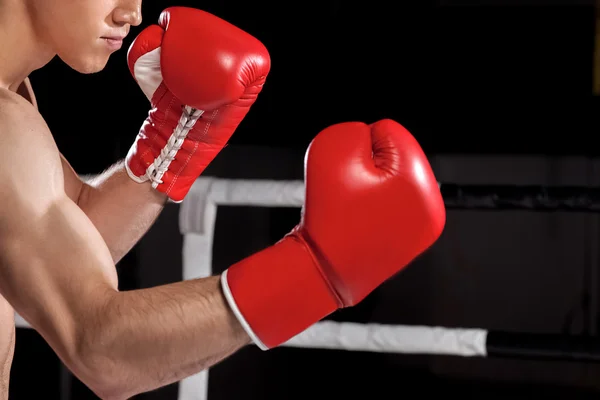 Giovane atleta allegro sta boxando sul ring — Foto Stock