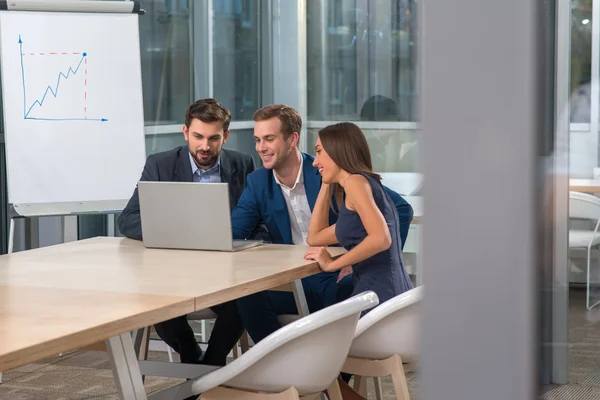 Equipo de trabajo alegre está discutiendo nuevo proyecto —  Fotos de Stock