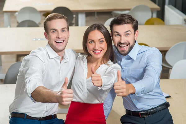 Jóvenes colegas alegres expresan emociones positivas —  Fotos de Stock