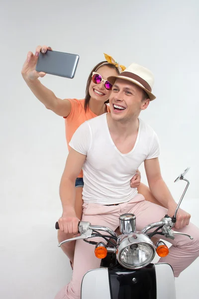 Amigos alegres estão fotografando-se em moto — Fotografia de Stock