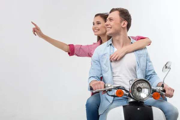 Namorado alegre e namorada em uma moto — Fotografia de Stock