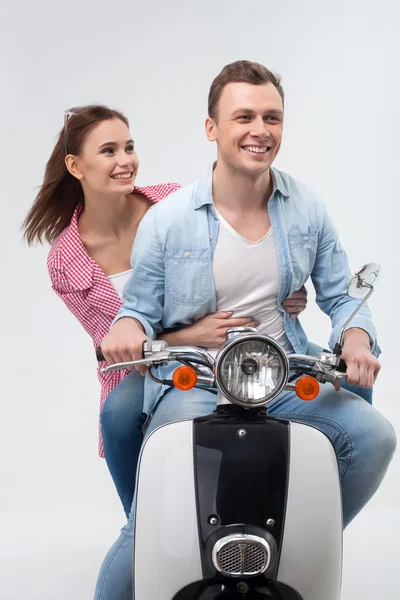 Homem e mulher atraentes estão namorando em scooter — Fotografia de Stock