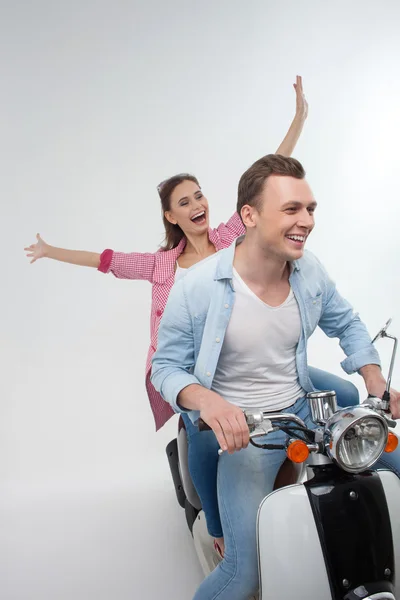 Allegro coppia amorevole sta guidando la moto — Foto Stock