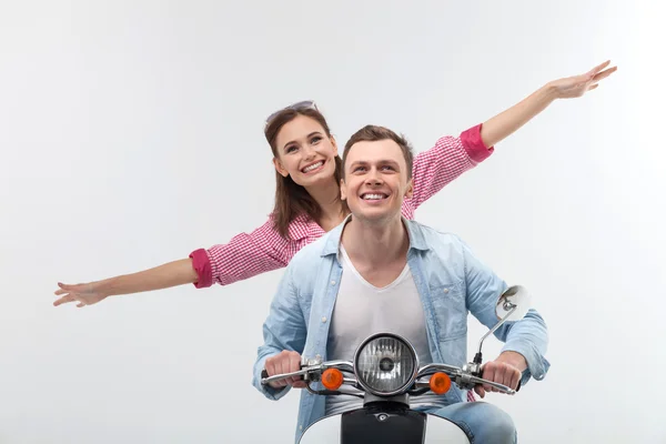 Привлекательный парень и девушка на мотоцикле — стоковое фото