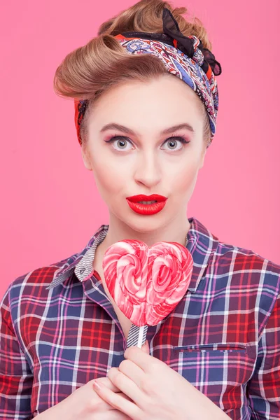 Beautiful young girl with sweet colored lollipop — Zdjęcie stockowe