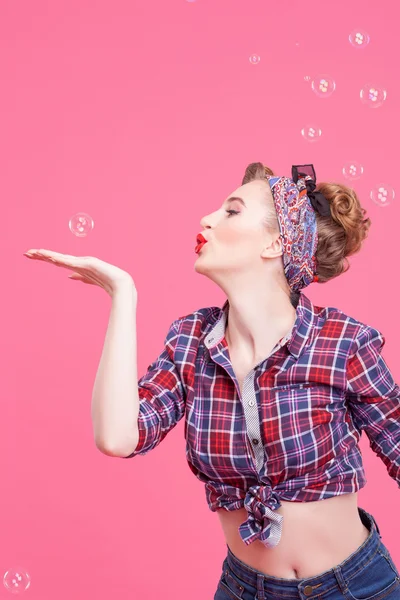 Linda mujer joven se está burlando — Foto de Stock