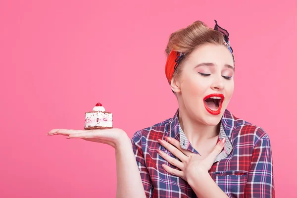 Carino pin-up ragazza con gustosa torta dolce — Foto Stock