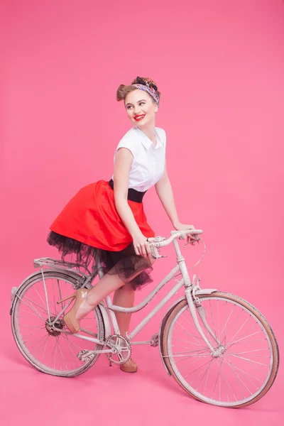 Cheerful young woman is traveling by cycle — Φωτογραφία Αρχείου