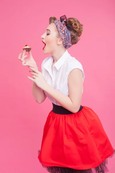 Linda joven mujer está disfrutando de pastel dulce — Foto de Stock