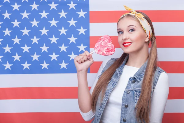 Pretty young woman is expressing her patriotism — Stock Photo, Image