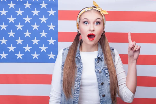 Cheerful young American woman has a great idea — стокове фото