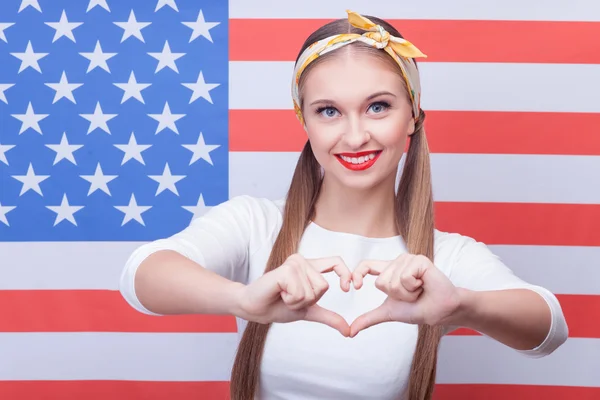 Pretty American girl is expressing positive emotions — Zdjęcie stockowe