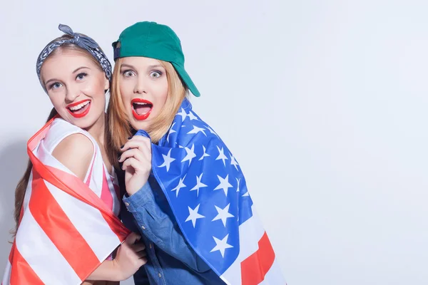 Belle due giovani donne sono i veri patrioti — Foto Stock