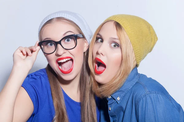 Pretty two girls are expressing positive emotions — Stock fotografie