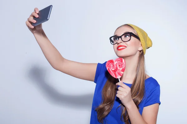 Cute young hipster girl is photographing herself — Stock Photo, Image