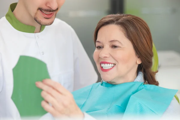 Orthodontiste masculin joyeux travaille avec le patient — Photo