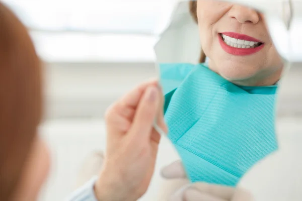 Hübsche alte Dame besucht ihren Zahnarzt — Stockfoto