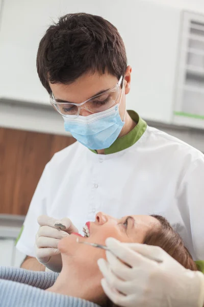 Cheerful old lady came to visit the orthodontist — Stockfoto