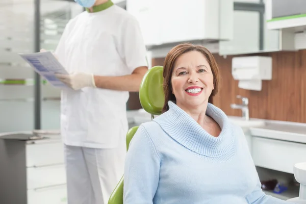 Velha senhora alegre está visitando o médico dentário — Fotografia de Stock