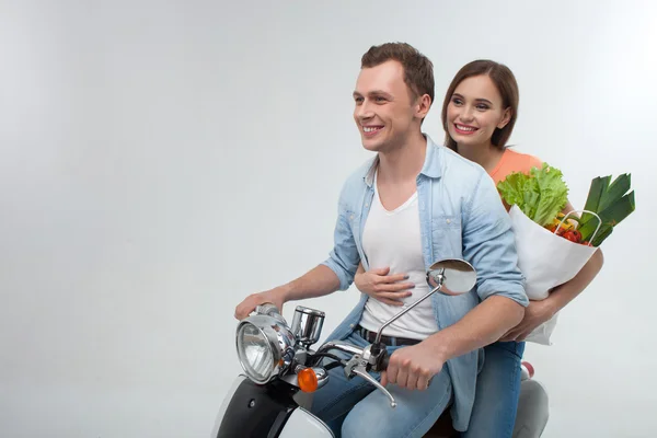 Cheerful young family delivers healthy food — Stockfoto