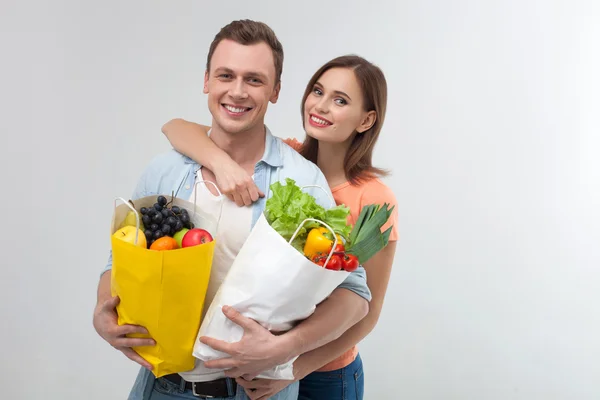 Linda familia joven está de compras junto con alegría — Foto de Stock