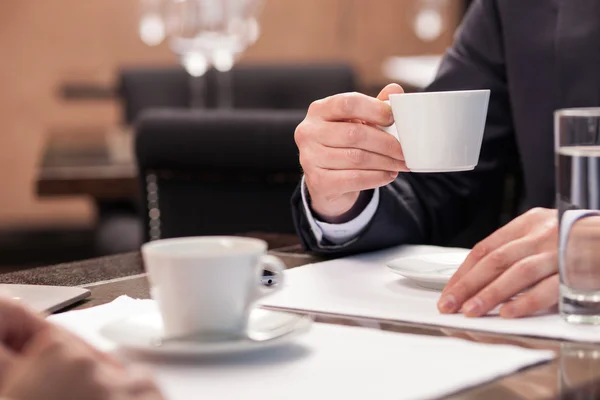 Gerente alegre tem uma consulta com colega — Fotografia de Stock