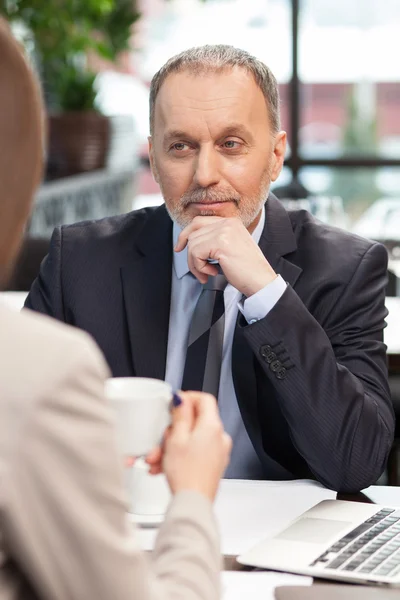 Skillful business partners are discussing project in cafe — Stock fotografie