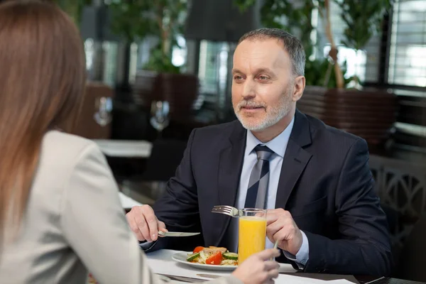 Socios exitosos tienen un almuerzo en la cafetería — Foto de Stock