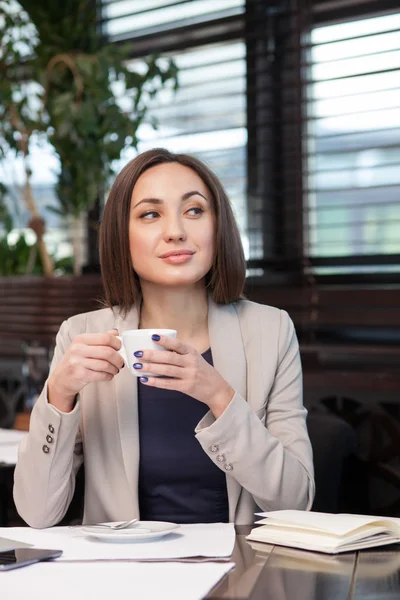 Hermosa joven empresaria está descansando en la cafetería — Foto de Stock