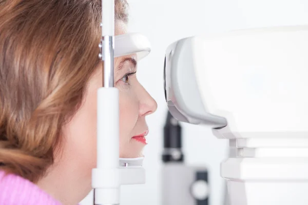Calibración de dioptrías oftalmológicas en laboratorio oculista — Foto de Stock