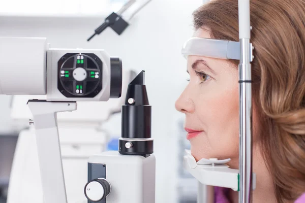 Alegre dama está recibiendo oftalmología dioptrías calibración — Foto de Stock