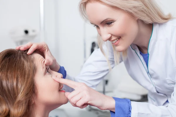 Fröhlicher Augenarzt überprüft Sehvermögen des Patienten — Stockfoto