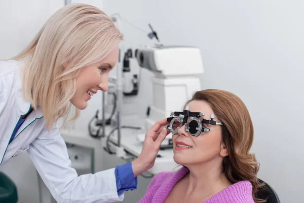 Profissional oftalmologista está examinando visão humana — Fotografia de Stock