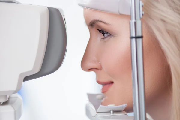 Pretty young woman is visiting eye doctor — Stock Photo, Image