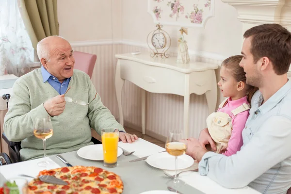 Ziemlich reifer Mann feiert seinen Geburtstag — Stockfoto