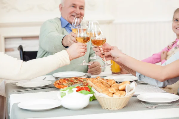 Familia bastante amable tiene una cena en casa —  Fotos de Stock