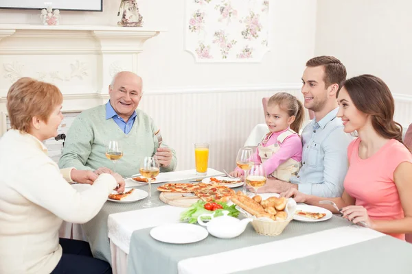 Familiares alegres estão jantando juntos com alegria — Fotografia de Stock