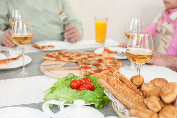 Familiares alegres están cenando juntos con alegría —  Fotos de Stock