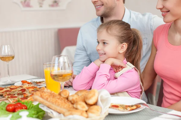 Familia alegre está cenando en el restaurante —  Fotos de Stock